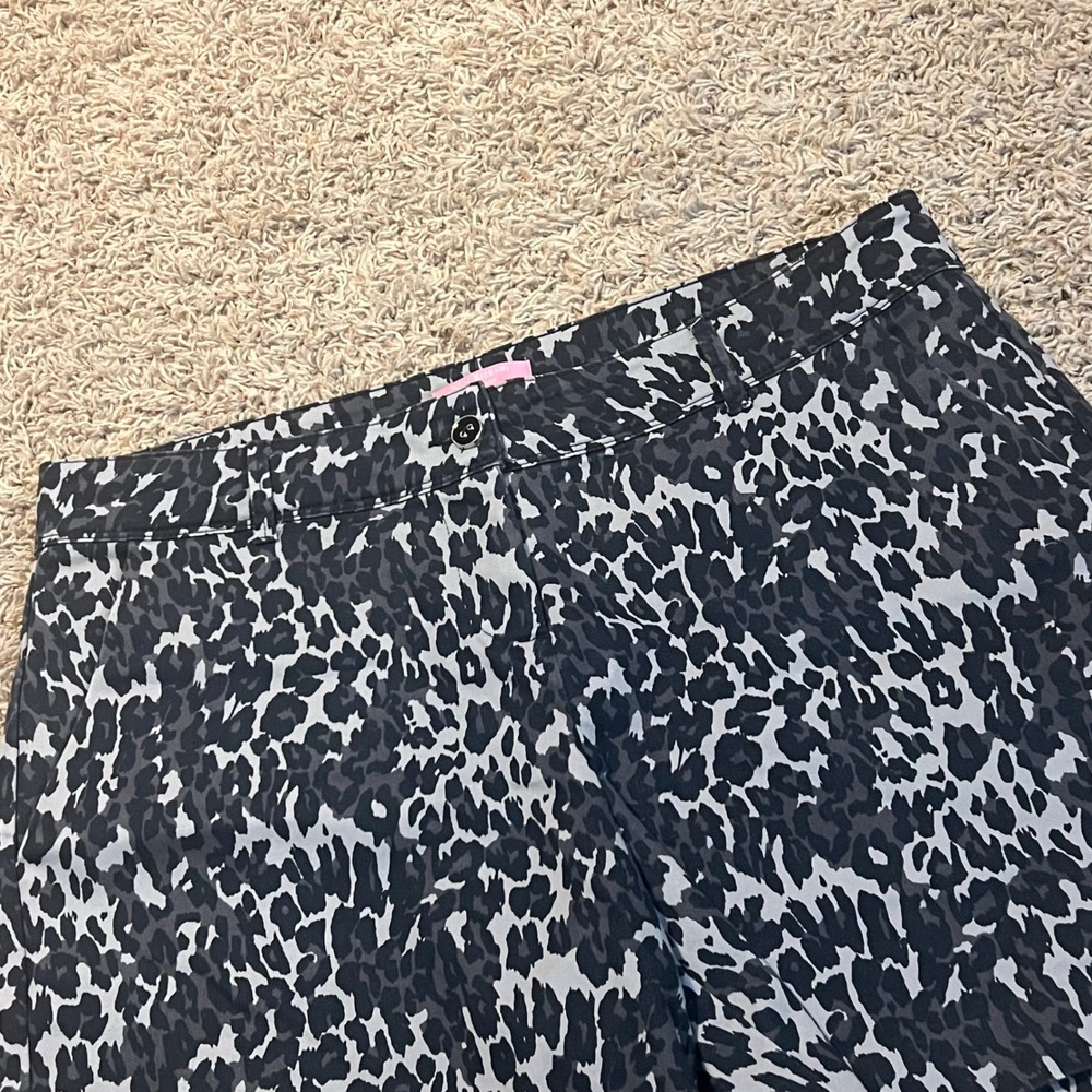 Isaac Mizrahi New York Leopard Print Shorts Gray Black Animal Print Size 14